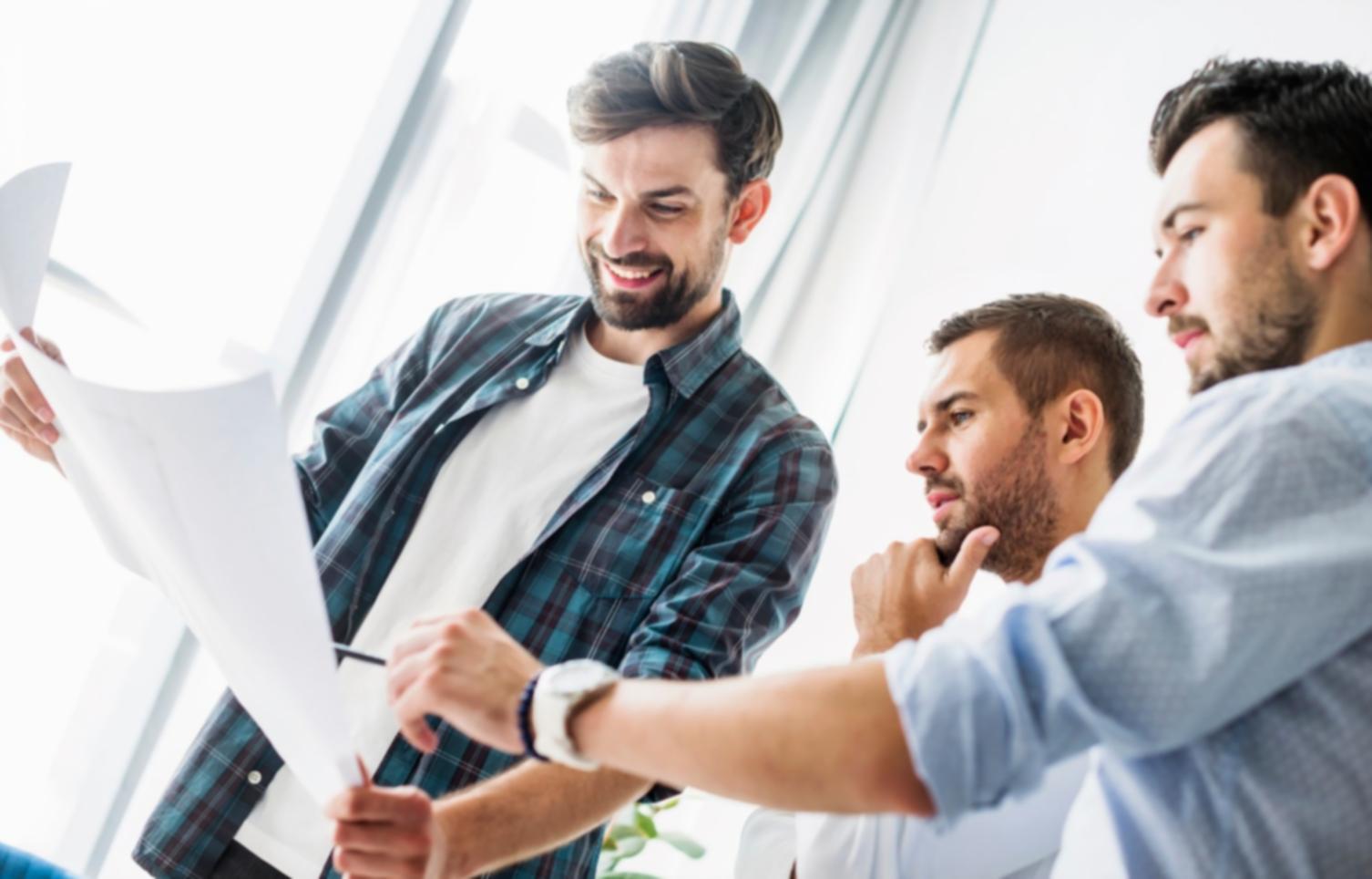 Familienbudgetplanung mit mehreren Generationen am Küchentisch